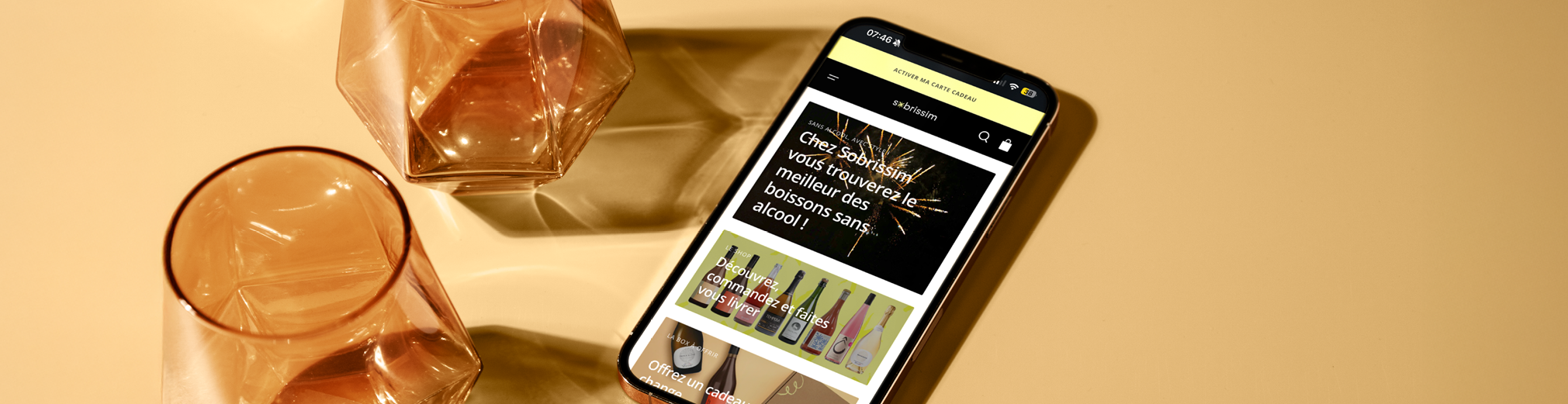 Vue d'ensemble de la cave Sobrissim présentant une large gamme de bouteilles de vins et spiritueux désalcoolisés.