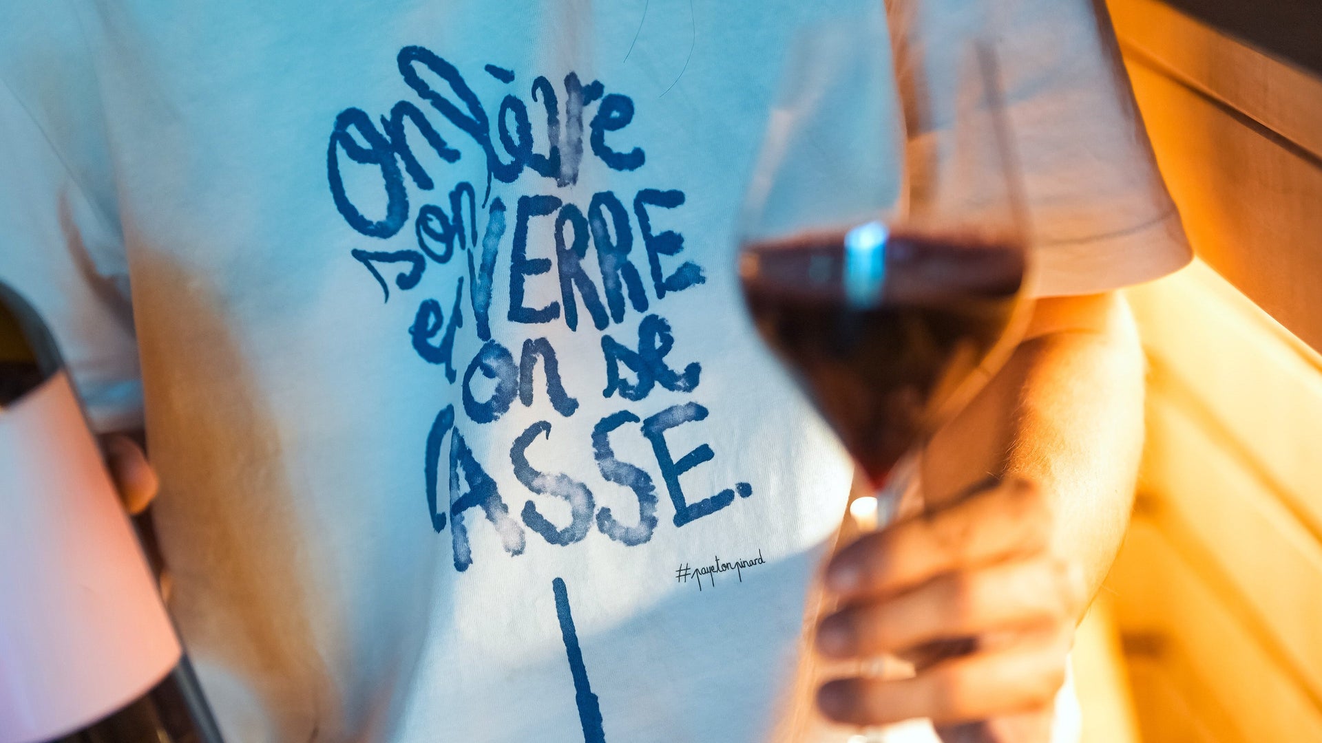 Mise en scène artistique de la sélection VIN-YLE : l'alliance entre musique et dégustation de vins sans alcool.