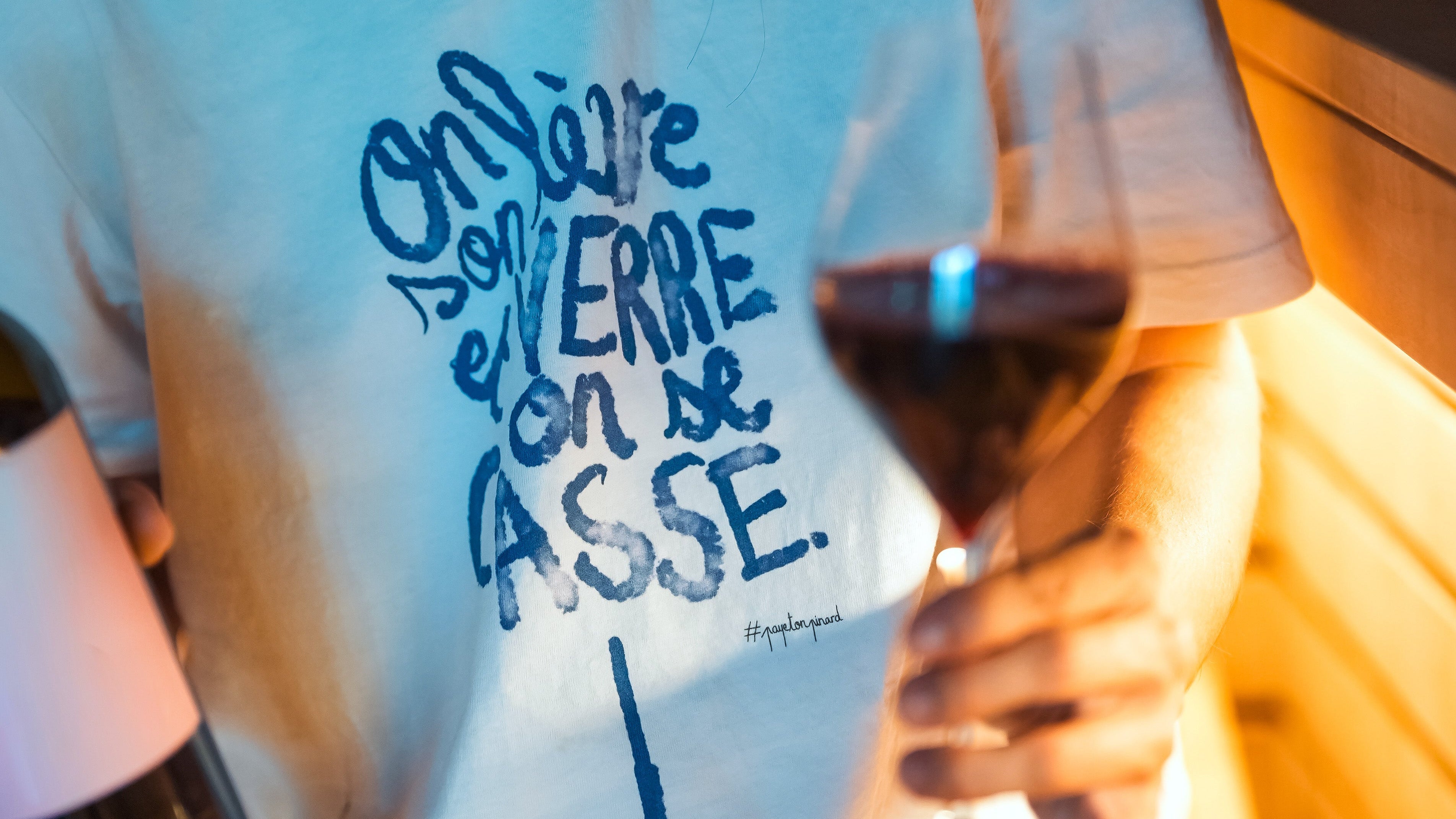 Mise en scène artistique de la sélection VIN-YLE : l'alliance entre musique et dégustation de vins sans alcool.