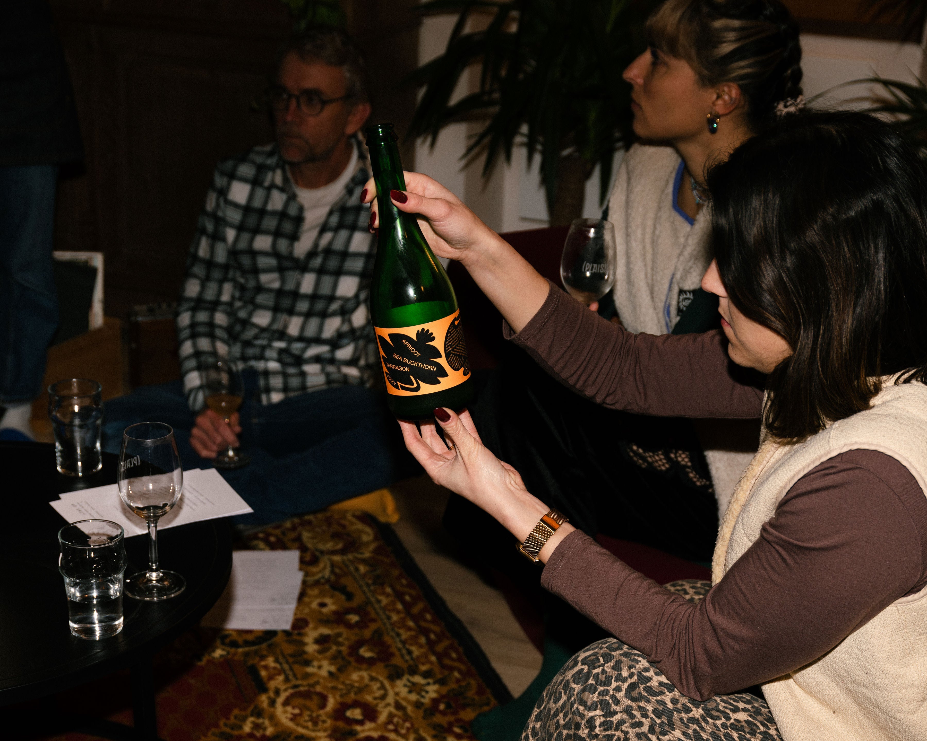 Homme buvant un kombucha