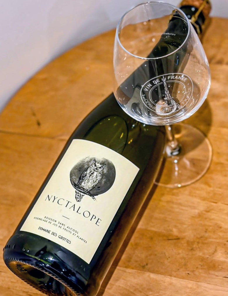 bouteille et verre Nyctalope Domaine des Grottes boisson sans alcool